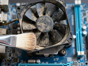 Dwie kości pamięci RAM zainstalowane w płycie głównej komputera, podkreślające konfigurację dual channel.